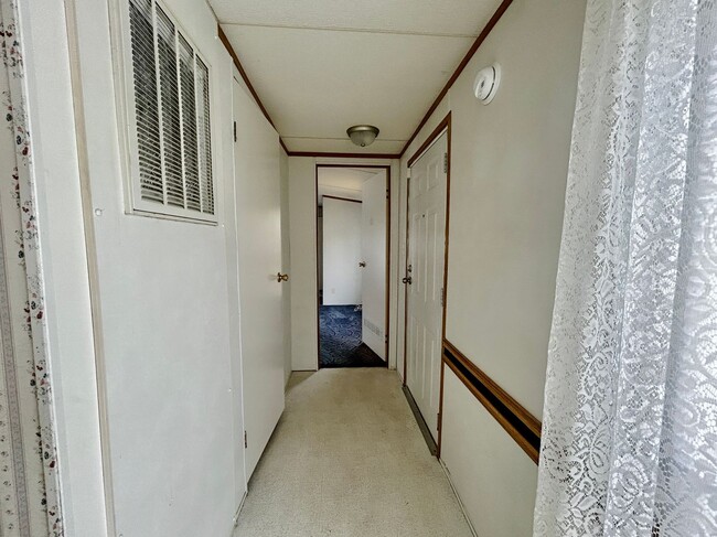 Building Photo - Available Now! 3 Bedroom 2 bath unit