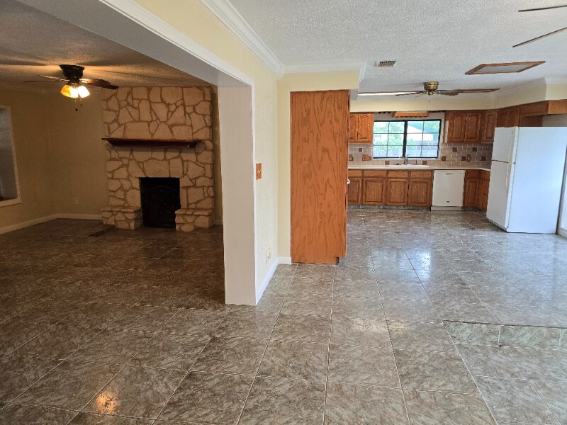 Building Photo - 425 Eldon Dr