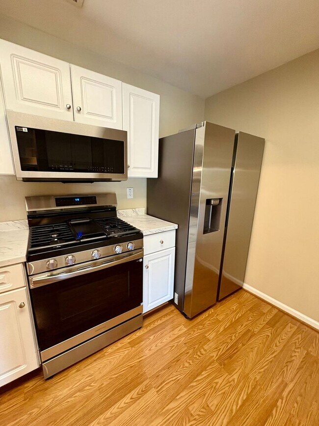 Building Photo - LARGE 2ND FLOOR CONDO