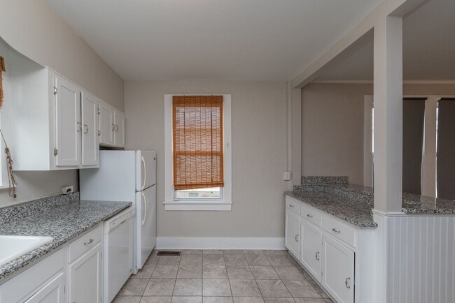 Building Photo - Spacious 2 Bedroom Cottage w/ Granite & Ha...