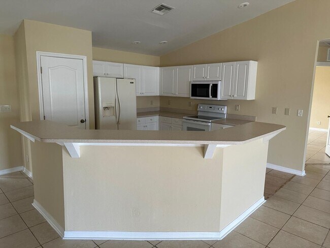 Building Photo - Spacious 3-Bed + Den Home with 2-Car Garag...
