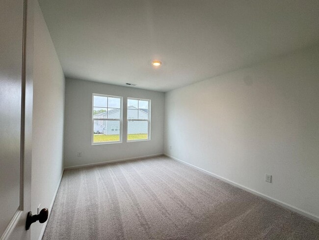 Building Photo - BRAND NEW GORGEOUS TOWNHOUSE in a very con...