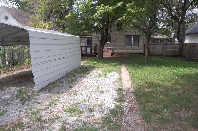 Building Photo - Cute & clean and close to campus!