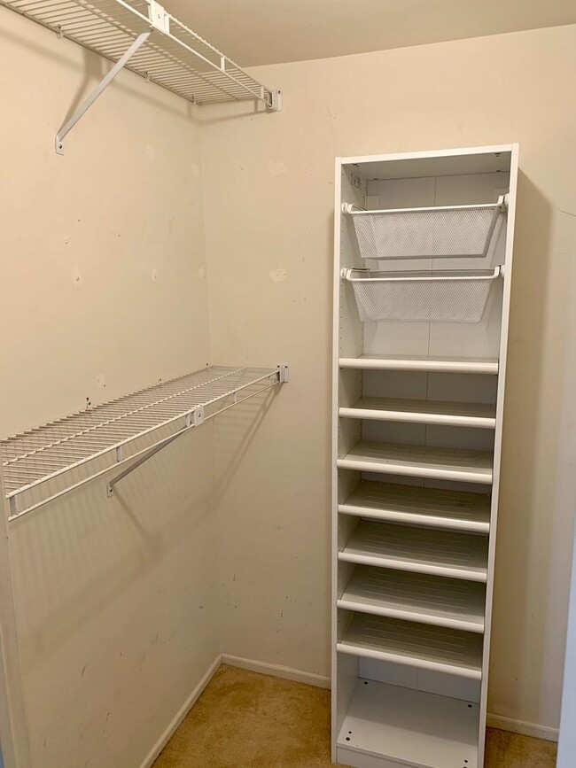 Building Photo - Gorgeous 2-Bedroom Townhome Near the Art Museum! One-Car Garage Included!