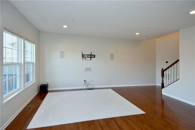 Building Photo - 616 Edison Dr
