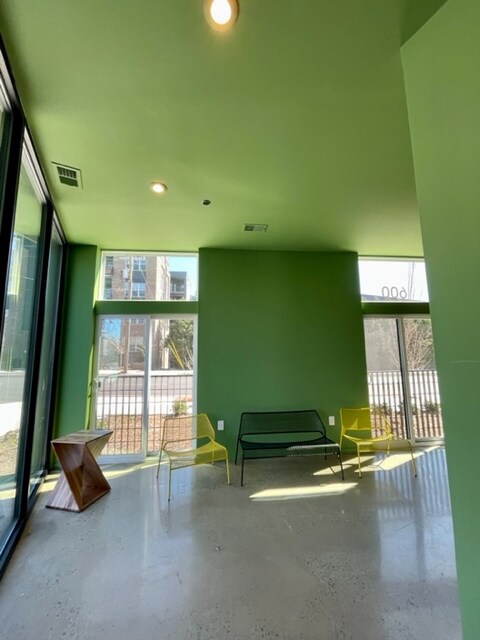 Building Photo - Room in Condo on S Duke St