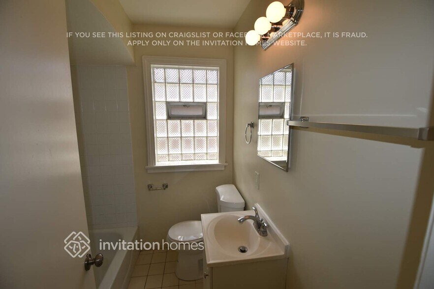 Building Photo - 8035 S Richmond St