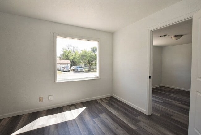 Building Photo - 4405 SE 40th St
