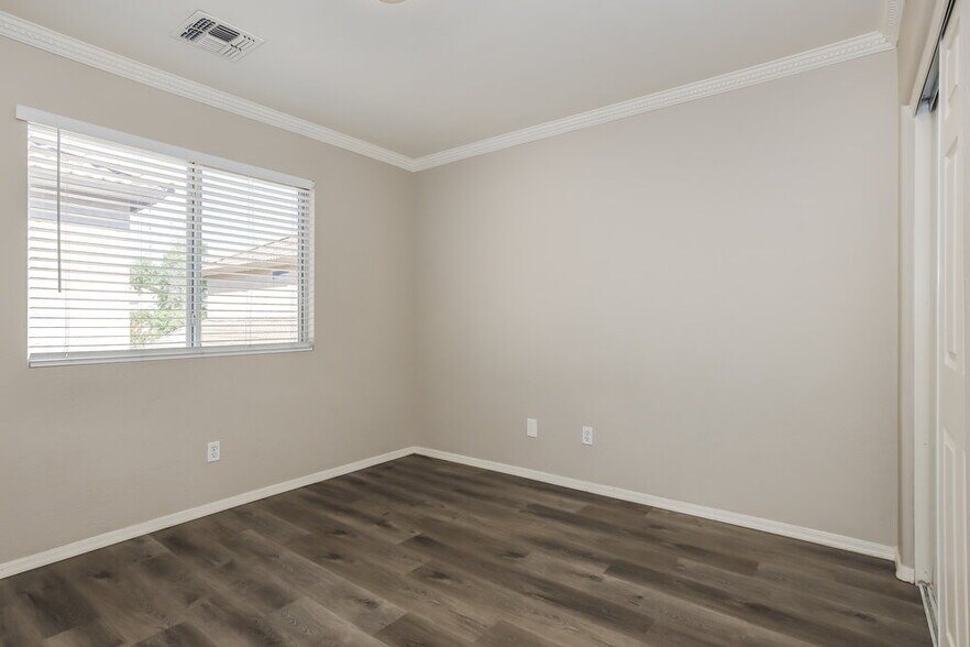 Building Photo - 5208 W Warner St