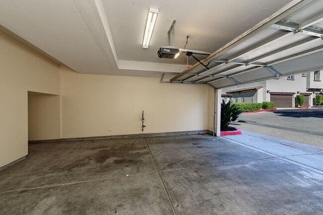 Building Photo - Serenity and Luxury Abound in Eastlake!