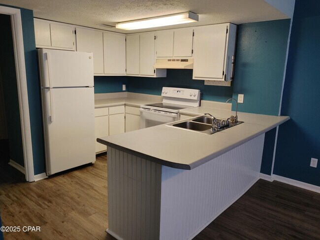 Building Photo - 3606 Tiki Dr