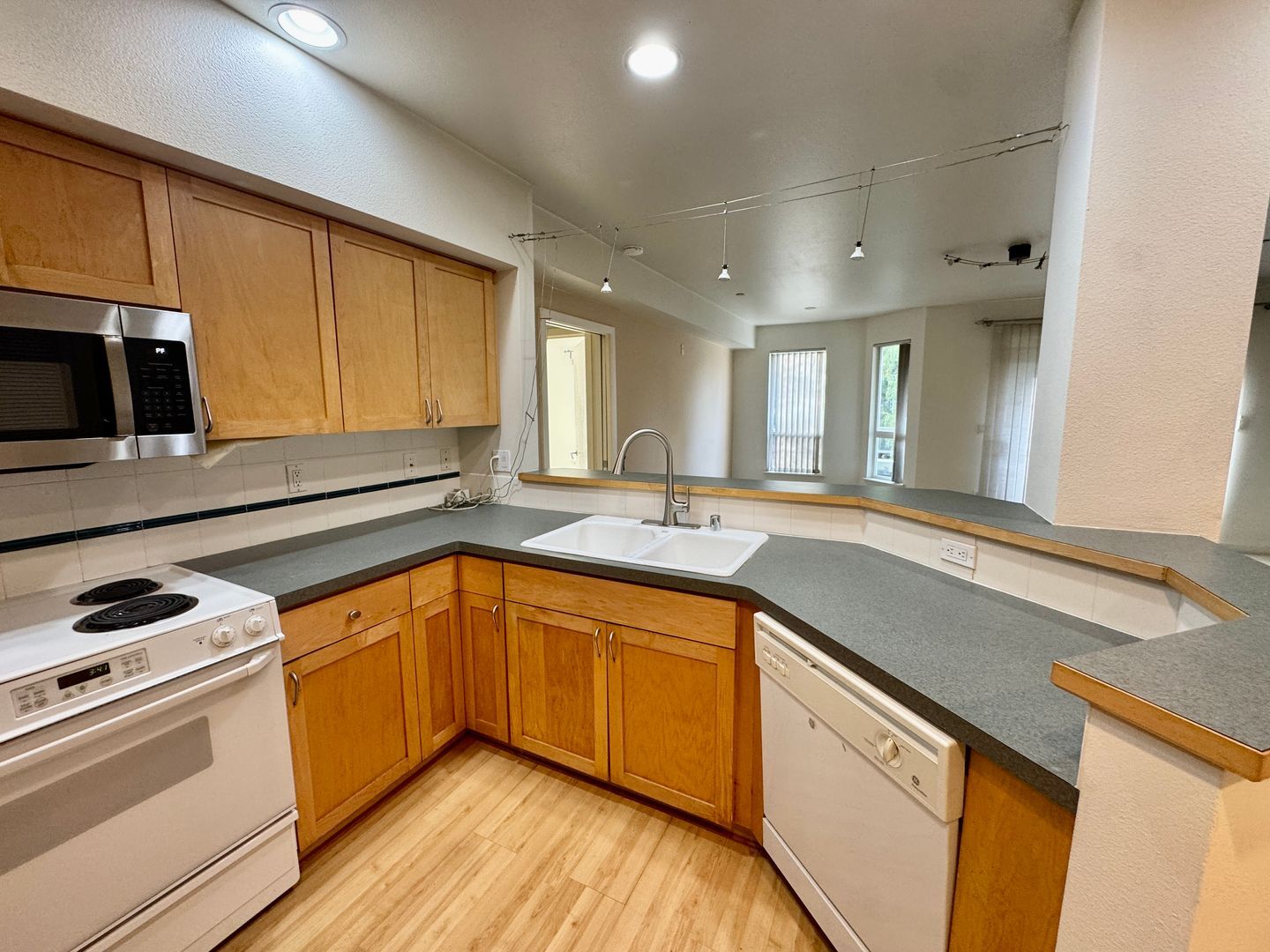 Building Photo - Welcome to the Metropolitan!