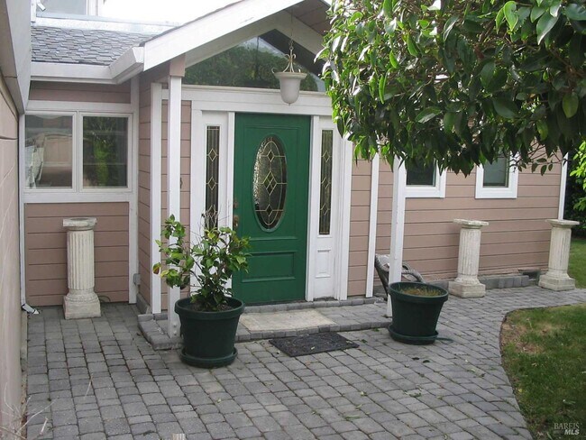 Building Photo - 230 Diviso St