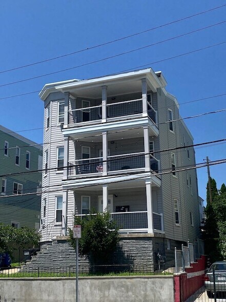 Building Photo - 40 Temple St