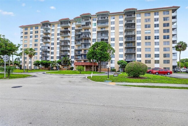 Building Photo - 4174 Inverrary Dr