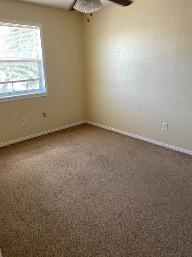 Building Photo - Cute 2 bedroom!