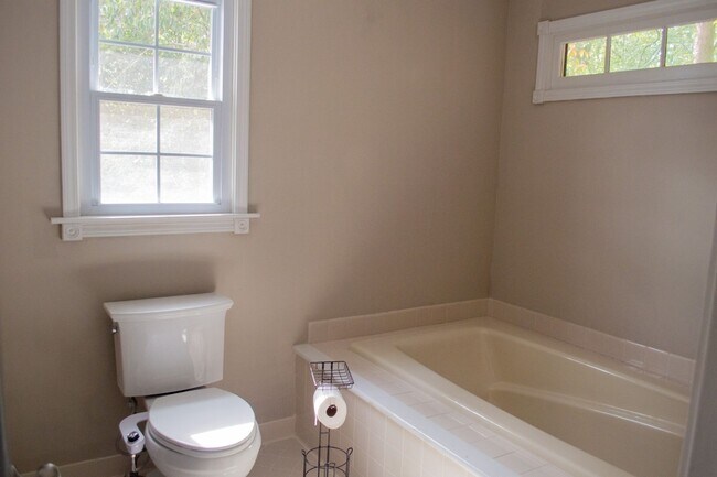 Building Photo - 1930 Oak Ridge Ct