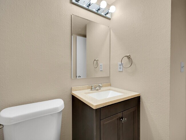 Building Photo - $2,295.00, 2-bed, 3-bath Condo in Westmins...