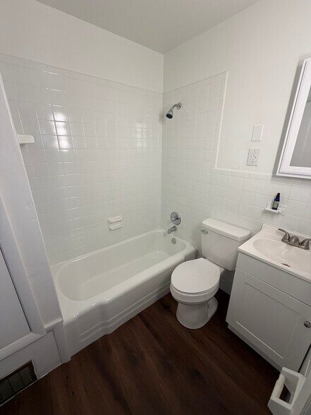 Building Photo - 1056 W 21st St