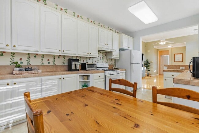 Building Photo - CHARMING 2 BEDROOM & 2 BATHROOM DUET! LOVE...