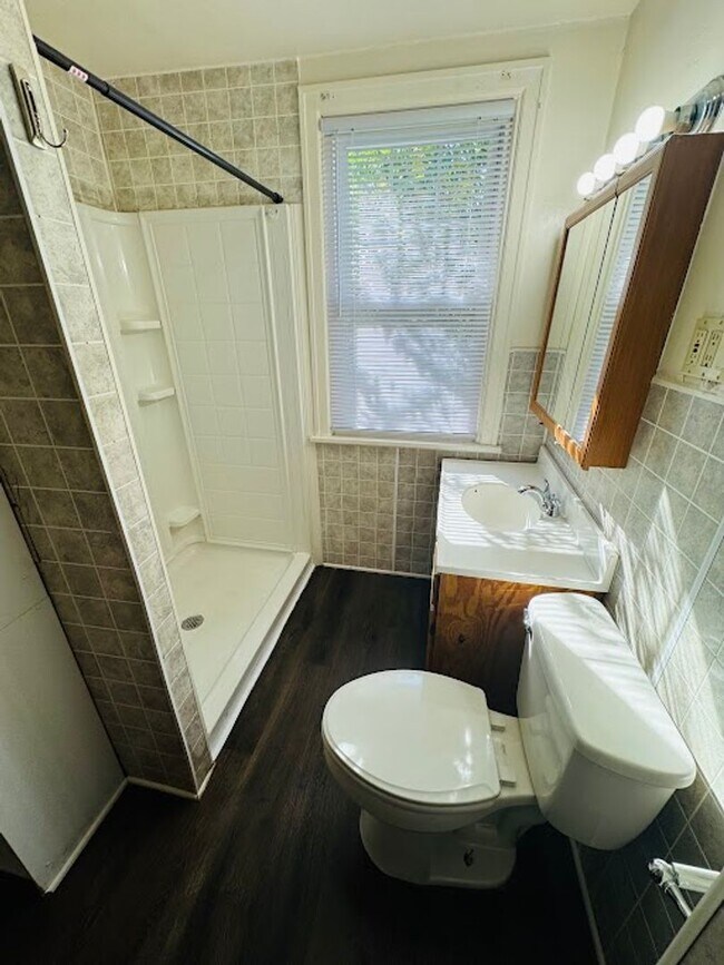 Building Photo - 4 Bedroom/ 1 Bathroom House - Great View (...