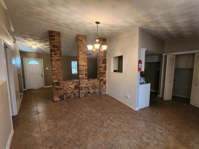 Building Photo - 2210 Newcastle Dr