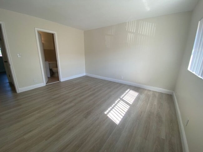 Building Photo - Beautiful 2-bed/1.5 bath two-story townhom...