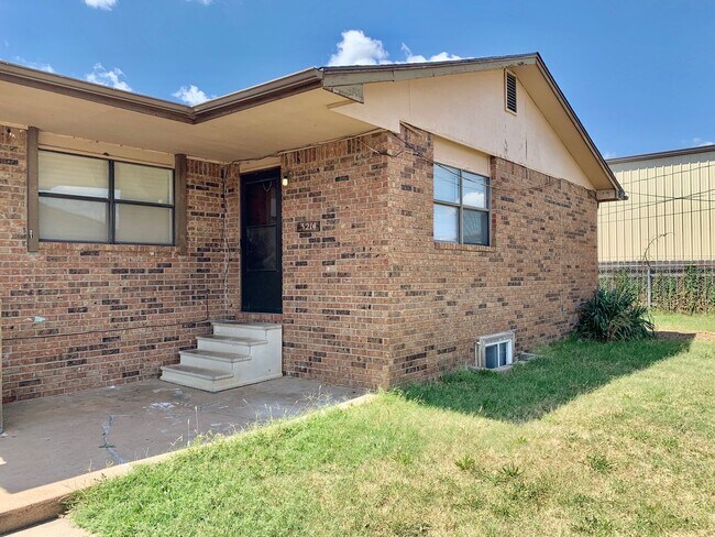 Building Photo - Spacious 3 Bedroom