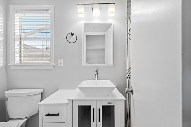 Building Photo - 1453 Colonial Rd