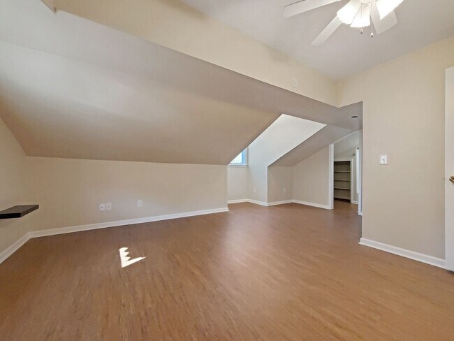 Building Photo - 5 Bedroom 3.5 Bath Brick home in Downtown Greenville !!!!
