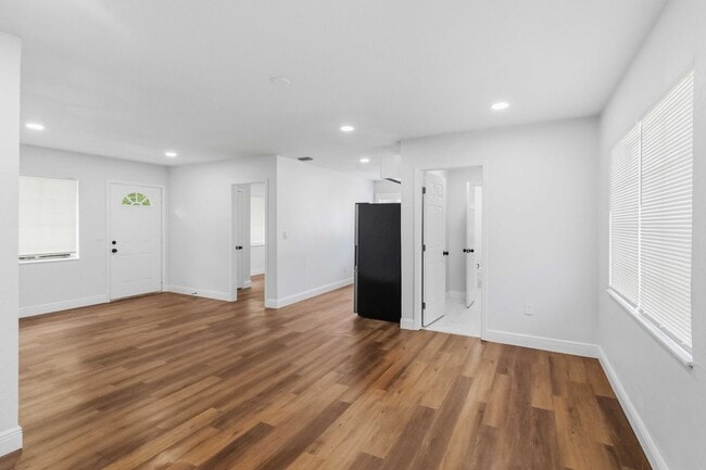 Building Photo - Beautifully Renovated 3/1 Home with Modern Finishes