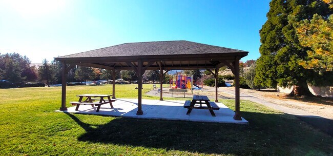 Building Photo - Beautifully Updated 3 Bedroom 2 Bath Updated Home in Lakeridge Springs with Included Yard Care