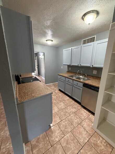 Building Photo - 24307 Rockin 7 Dr