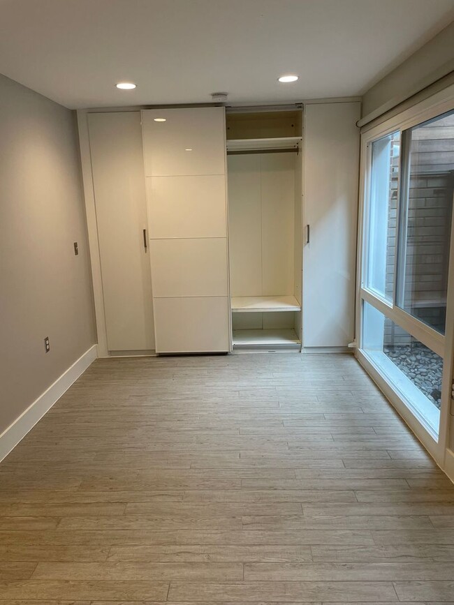 Building Photo - Logan Circle Beautifully Renovated Studio ...