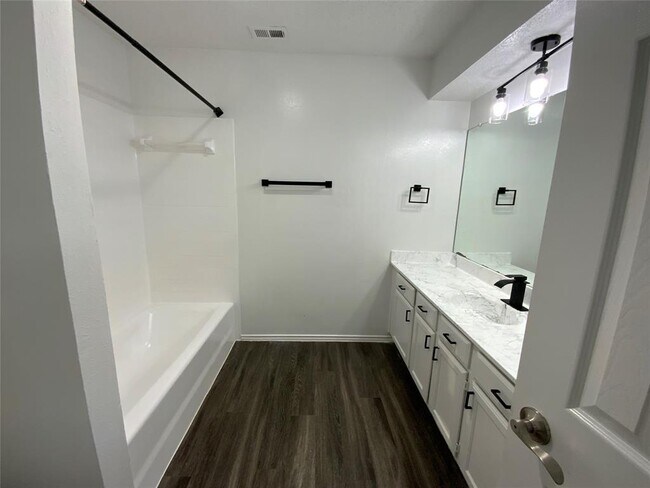 Building Photo - 9609 Dalewood Dr