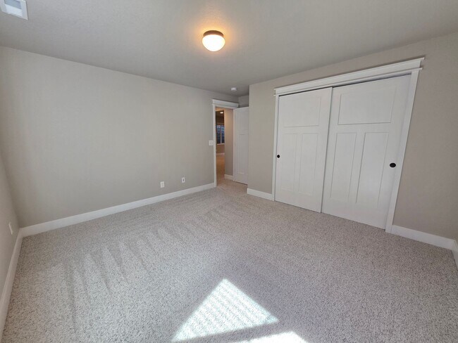 Building Photo - Spacious 5 Bed, 3 Bath Home in Desirable M...