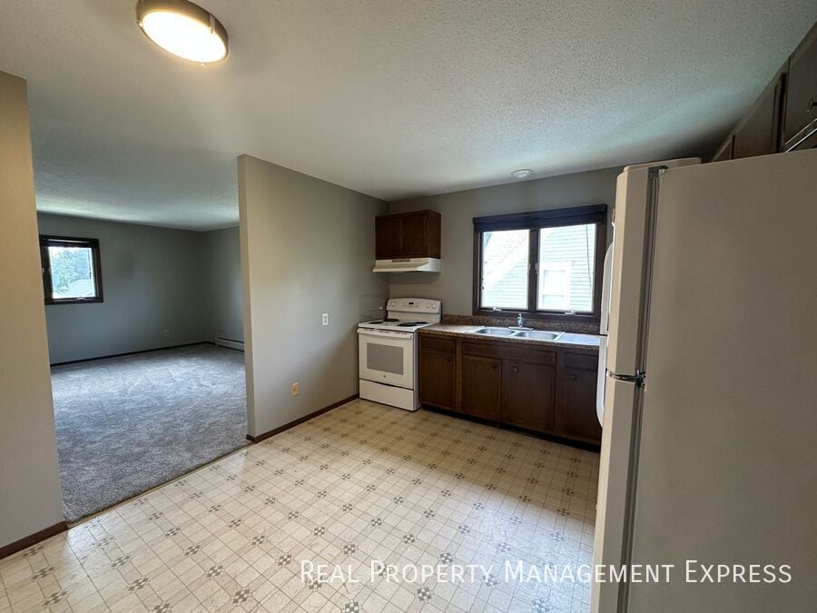 Building Photo - Spacious 2 Bedroom Apartment