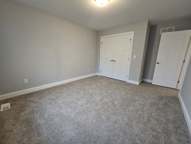 Building Photo - 6 Bedroom Home in Brookridge Estates