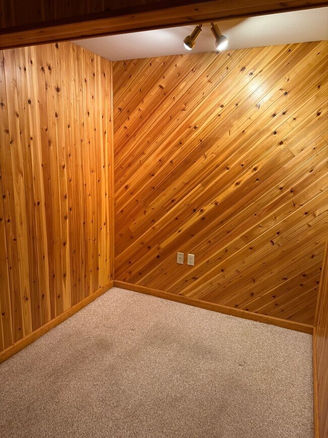 Building Photo - 1531 E Strohm Dr