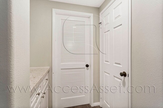 Building Photo - Beautiful 3 Bed/3.5 Bath Condo In Tustin!