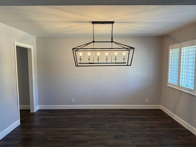 Building Photo - Remodeled 4 Bedroom 2 Bath Home in the des...