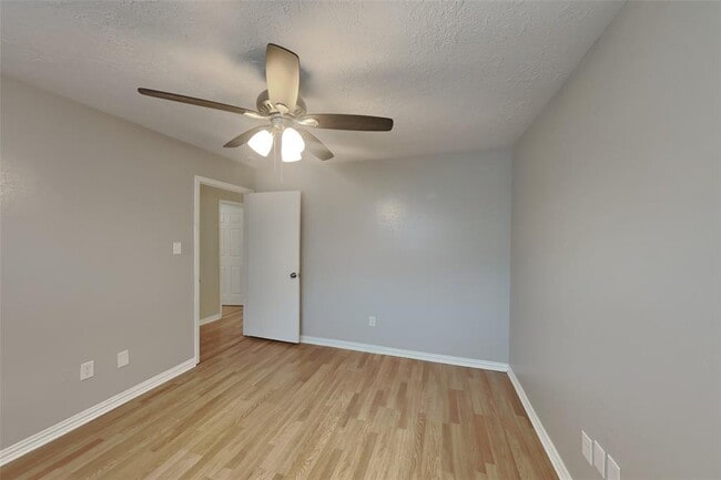 Building Photo - 13627 Montaigne Dr