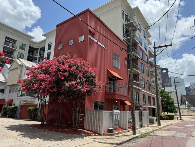 Primary Photo - 720 Andrews St