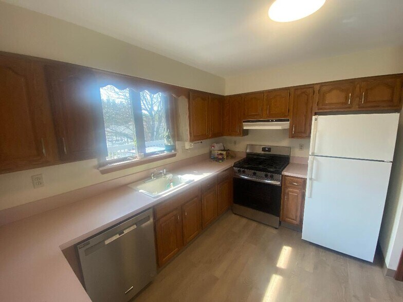 Eat In Kitchen - 107 Garside Ave