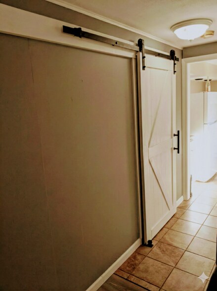 Building Photo - 27 W Hill Terrace