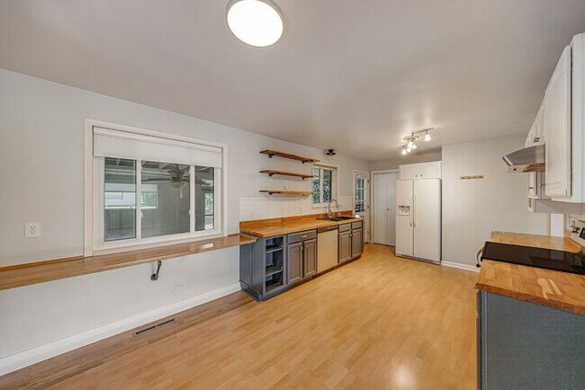 Building Photo - Charming 3-Bedroom Home Near CMU with Bonus Room
