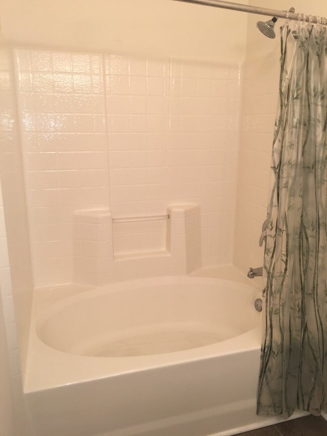 Building Photo - Large 3 Bedroom 1st Floor Condo in Ashley Park