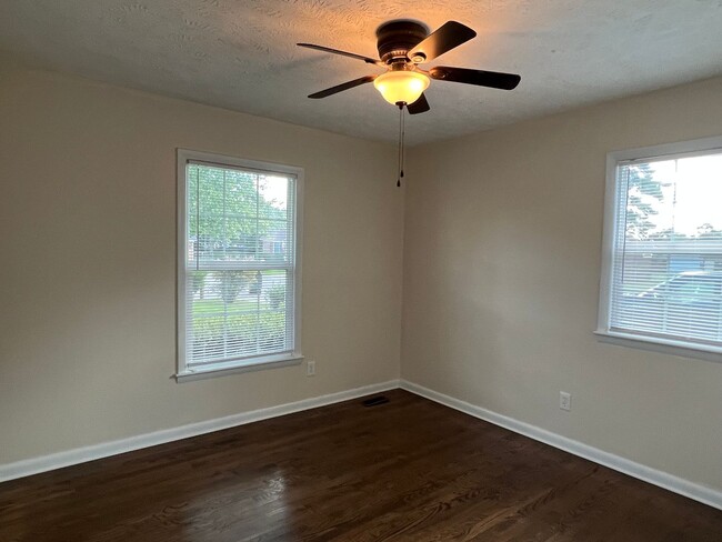 Building Photo - Conveniently Located Home with Fenced Back...