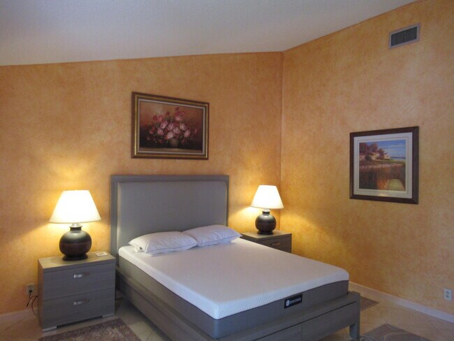 Building Photo - 4 Lexington Ln E