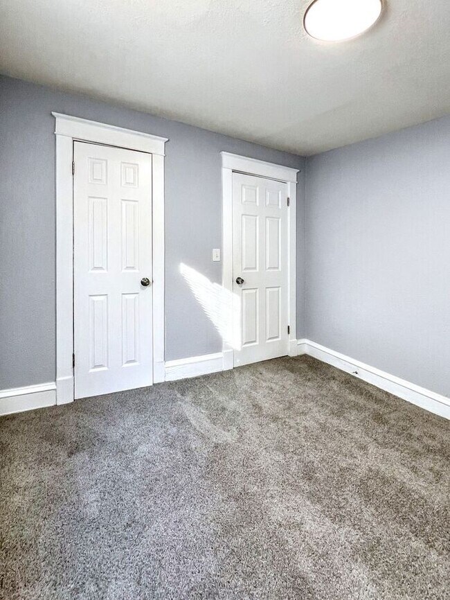 Building Photo - Spacious & Charming 5-Bedroom Home with Mo...